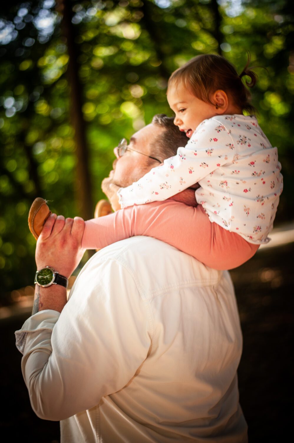 Een man met een kind op zijn schouders.